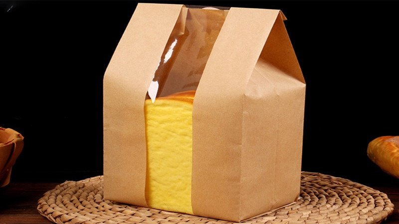 Bánh mì sandwich được gói trong giấy báo, cách truyền thống để giữ bánh mì giòn xốp.