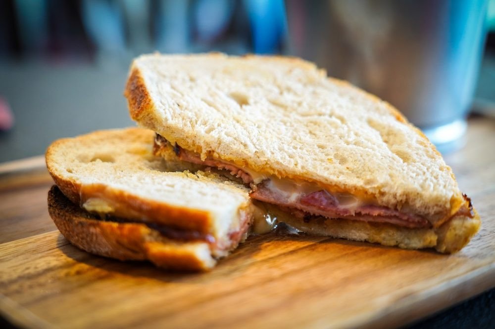 Bánh mì sandwich kẹp thịt hấp dẫn