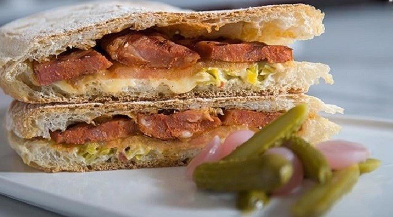 Bánh mì sandwich kẹp trứng và xúc xích đầy đủ dinh dưỡng