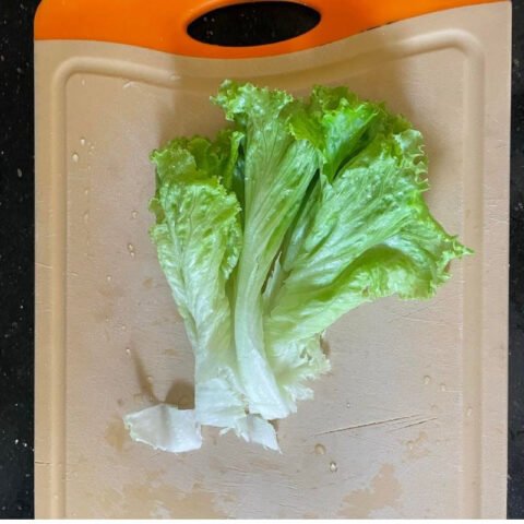 Bánh mì sandwich nguyên cám trứng ốp la với rau xà lách tươi