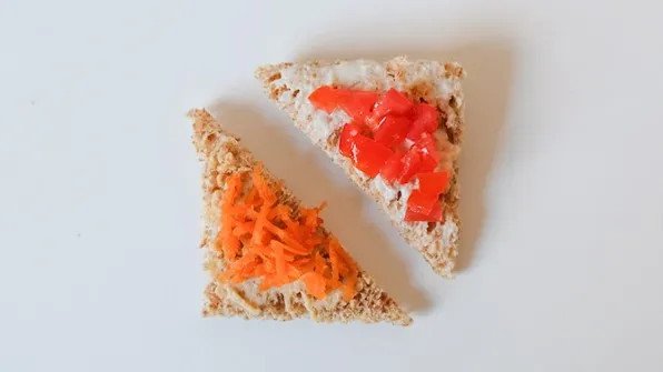 Bánh mì sandwich phết bơ hạt mịn và trái cây tươi cho bé ăn dặm