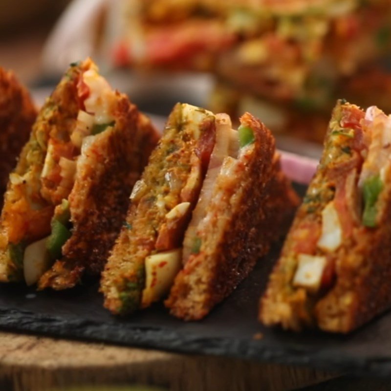 Bánh mì sandwich tam giác trứng cà ri Ấn Độ đã hoàn thành