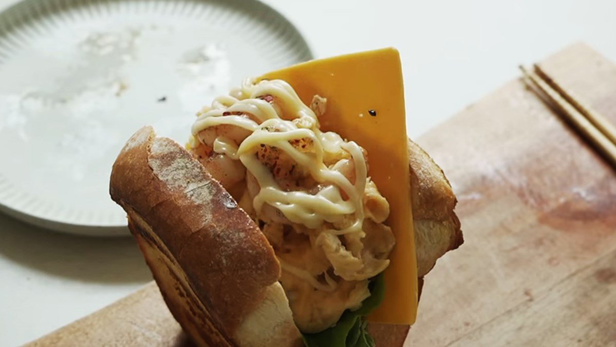 Bánh mì sandwich tam giác trứng kiểu Hàn Quốc độc đáo