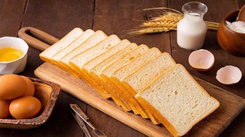 Bánh mì sandwich với nhân ức gà, trứng và rau xanh, minh họa bữa ăn lành mạnh