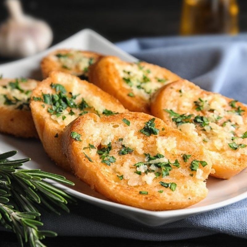 Bánh mì sấy bơ mật vàng óng, giòn rụm sau khi nướng, sẵn sàng thưởng thức.