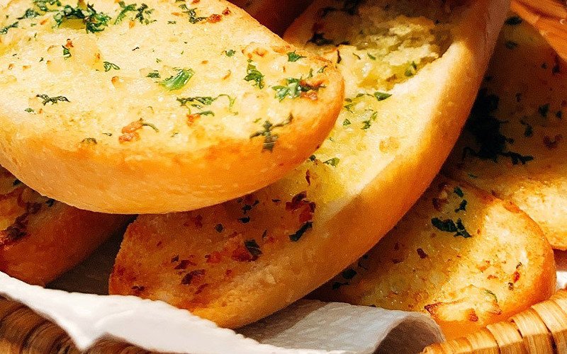 Bánh mì sấy bơ tỏi có thể cung cấp năng lượng nhanh chóng và một số dưỡng chất