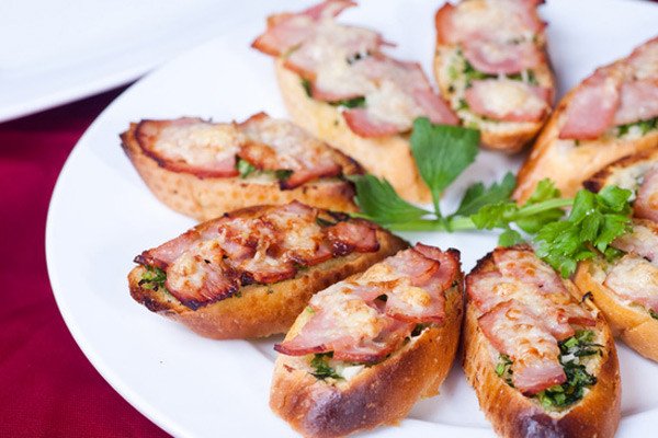 Bánh mì sấy bơ tỏi thịt xông khói hấp dẫn