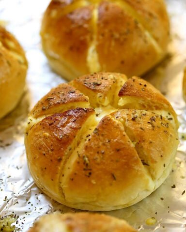 Bánh mì sốt bơ tỏi phô mai Hàn Quốc vàng ruộm sau khi nướng