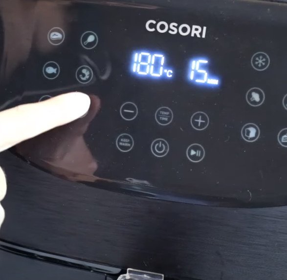 Bánh mì sốt phô mai vàng ươm, giòn rụm vừa nướng bằng nồi chiên không dầu