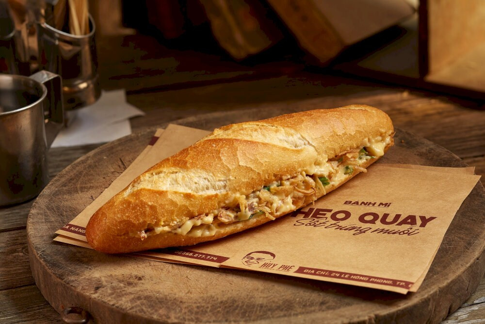 Bánh mì sốt trứng muối Huy Phê có hương vị mới lạ, kết hợp vị mặn béo của trứng muối và đậm đà của thịt quay tại Đà Nẵng