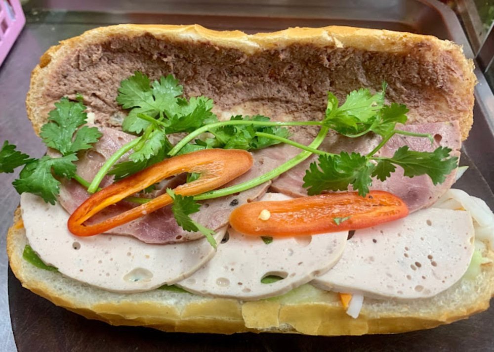 Bánh mì tại lò bánh mì ngon Hồng Phát có nhân đầy đặn