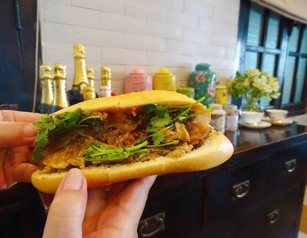 Bánh mì tại Maison de Lien Hà Nội, với vẻ ngoài tinh tế và hương vị đặc trưng của bánh mì Việt Nam