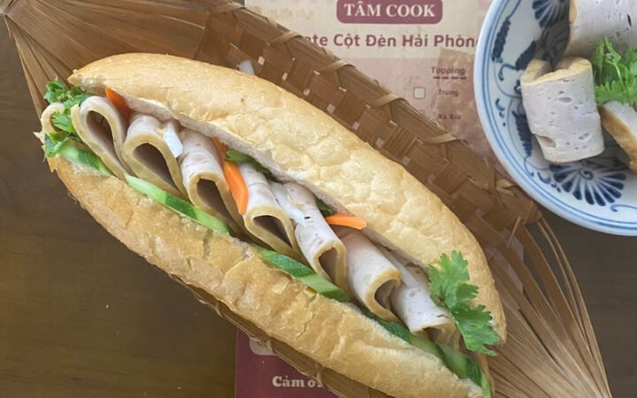 Bánh mì Tâm Cook chả nóng hấp dẫn, vỏ giòn ruột mềm