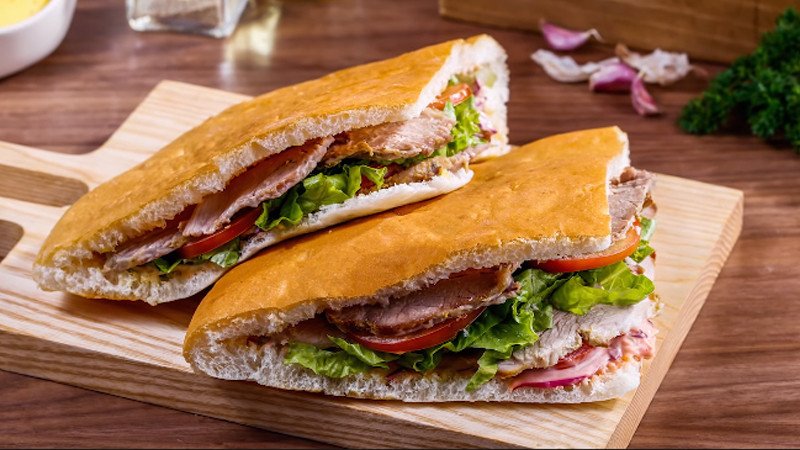 Bánh mì tam giác kebab Thổ Nhĩ Kỳ đã hoàn thiện, thơm ngon và hấp dẫn