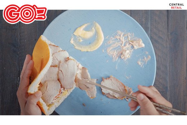 Bánh mì tam giác kẹp thịt hoàn chỉnh, hấp dẫn