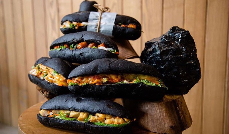 Bánh mì Than Tre, đặc sản độc đáo với màu sắc ấn tượng từ Quảng Ninh