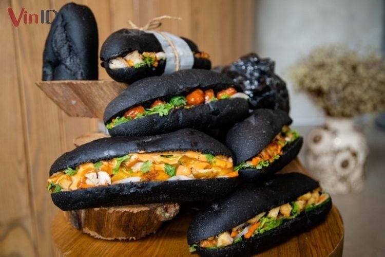 Bánh mì than tre giòn rụm với nhân thịt nướng hấp dẫn
