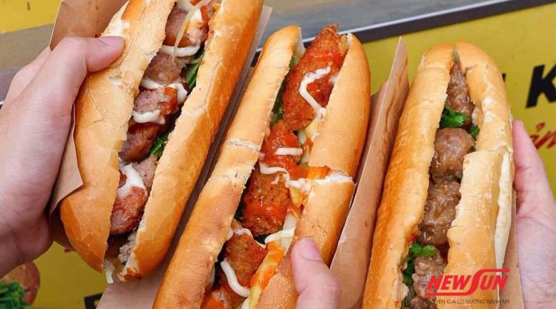 Bánh mì Thắng Đạt với nhiều loại topping đa dạng, thu hút thực khách trẻ khi tìm kiếm bánh mì ở Huế.