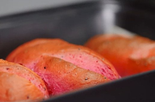 Bánh mì thanh long đang nướng trong lò