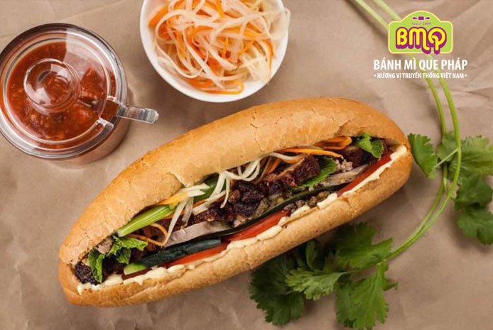 Bánh mì thập cẩm Bà Bảy với đầy ắp các loại nhân truyền thống, mang đến hương vị bánh mì ngon khó quên.
