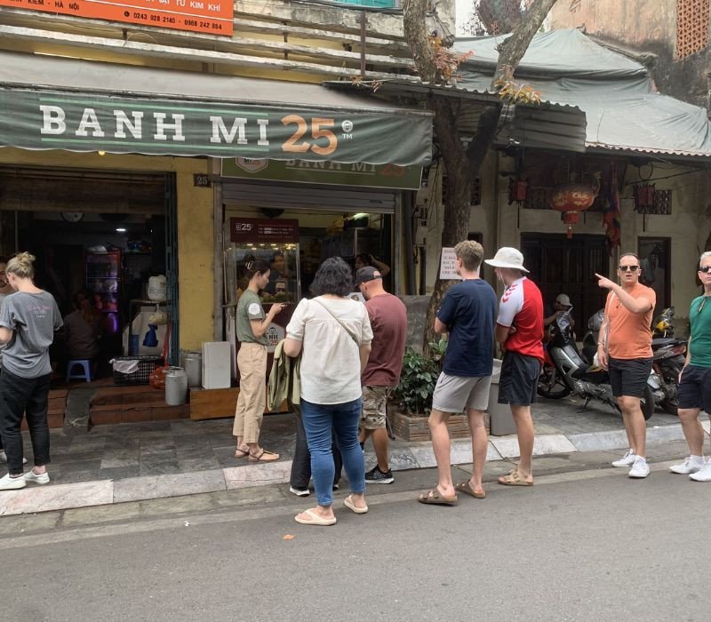 Bánh mì thập cẩm đa dạng nhân tại cửa hàng Bánh mì 25 Hà Nội