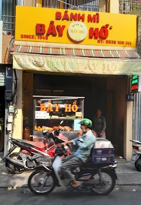 Bánh mì thập cẩm đầy đặn, giòn rụm