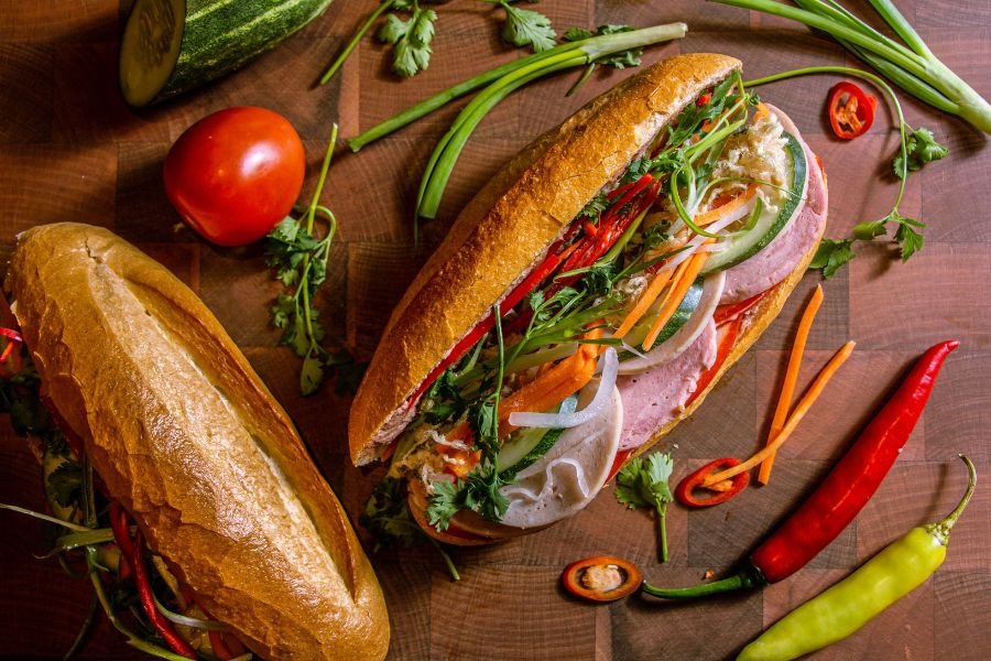 Bánh mì thập cẩm truyền thống với pate, chả lụa và rau thơm.
