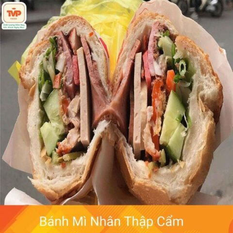 Bánh mì thập cẩm truyền thống với pate, giò lụa và rau thơm, một trong những món bánh mì ngon ở Việt Nam.