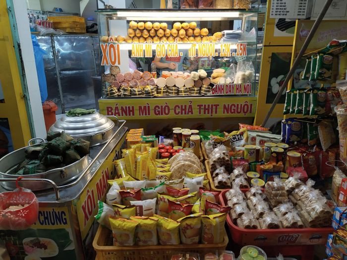 Bánh mì thập cẩm tươi ngon tại Lò Bánh Mì Triệu Hà Nội, một trong những tiệm bánh mì quận 8 nổi tiếng