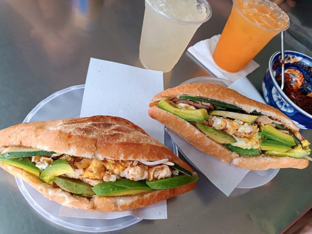 Bánh mì The Phi Special độc đáo với trứng chiên, thịt heo ngũ vị và phô mai