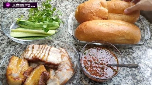 Bánh mì thịt khìa chuẩn vị Sài Gòn với phần nhân thịt ba chỉ khìa đậm đà, hấp dẫn.