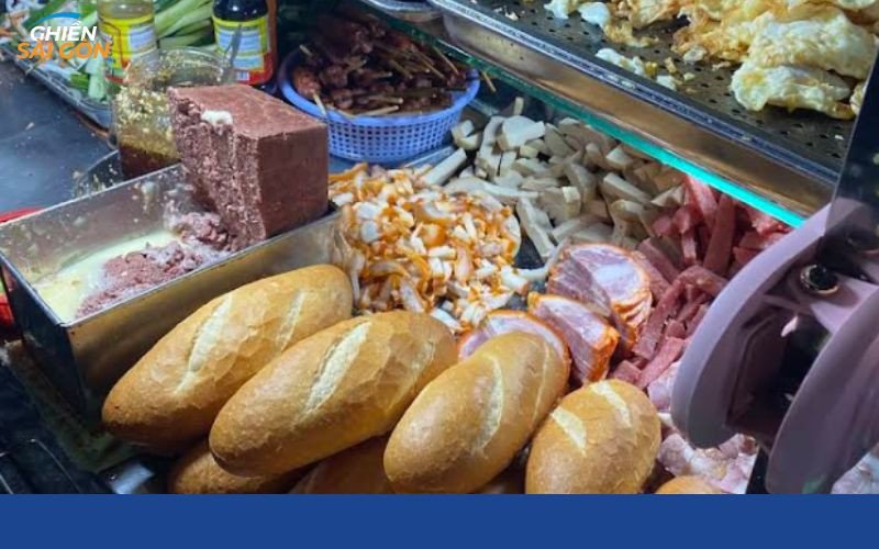 Bánh mì thịt nguội Thuận Thảo với rau tươi và pate béo ngậy.