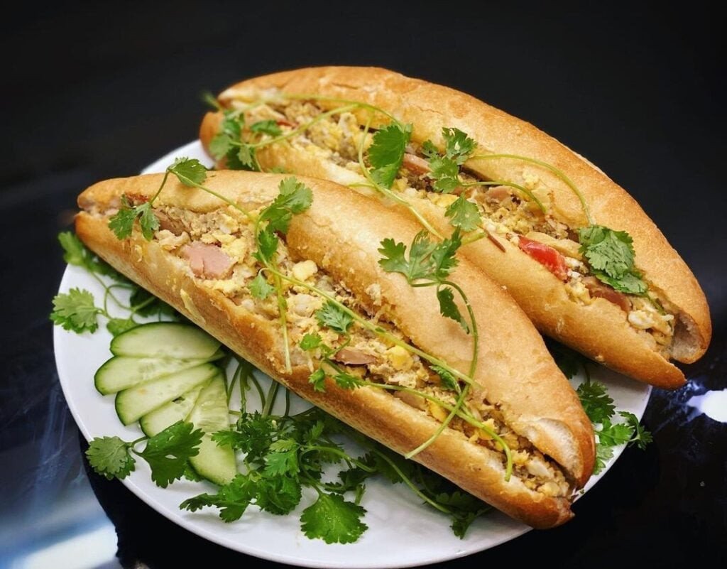 Bánh mì thịt nướng hấp dẫn với rau dưa và nước sốt đậm đà