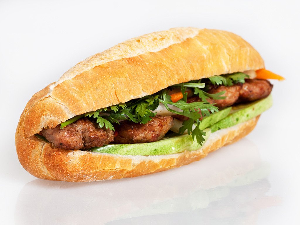 Bánh mì thịt nướng Sài Gòn với những miếng thịt heo nướng đậm đà, thơm lừng.