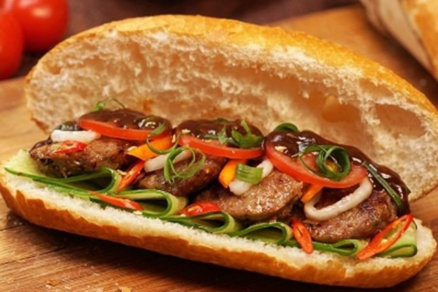 Bánh mì thịt nướng thơm lừng, tẩm ướp đậm đà ăn kèm dưa chua.