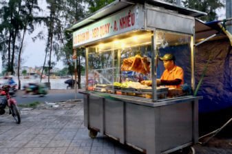 Bánh mì thịt quay giòn bì hấp dẫn