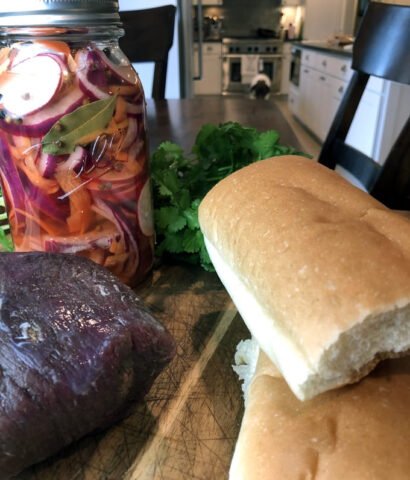 Bánh mì thịt rừng elk cắt lát với rau chua và ớt jalapeno