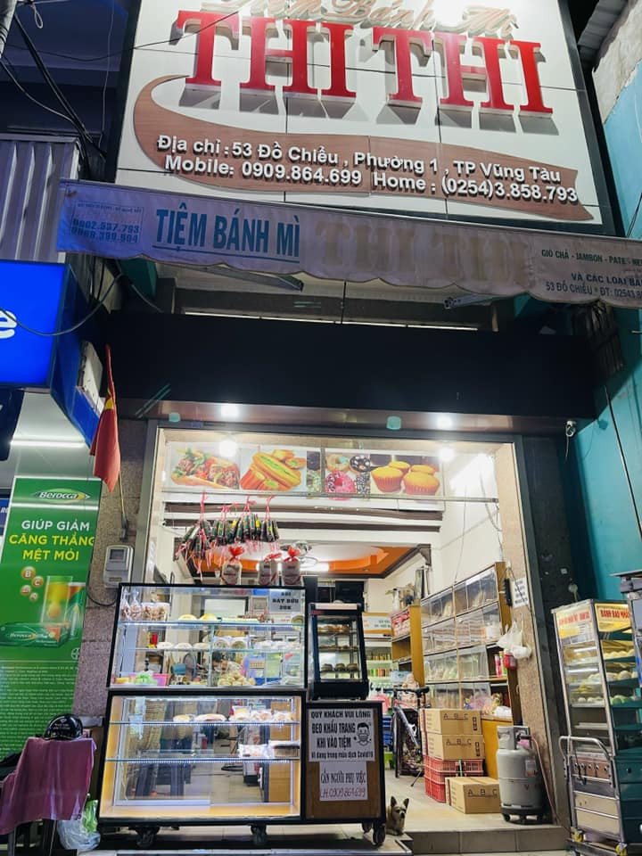 Bánh mì thịt Thi Thi với pate và thịt ngon