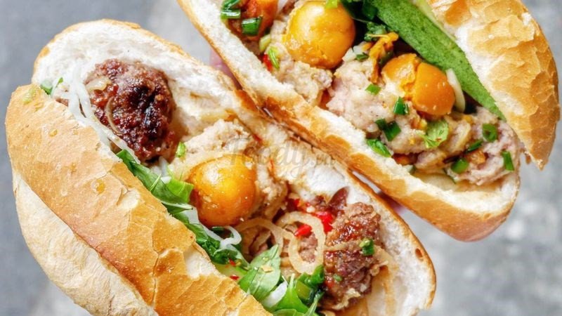 Bánh mì thịt thường có calo cao hơn bánh mì trứng chiên