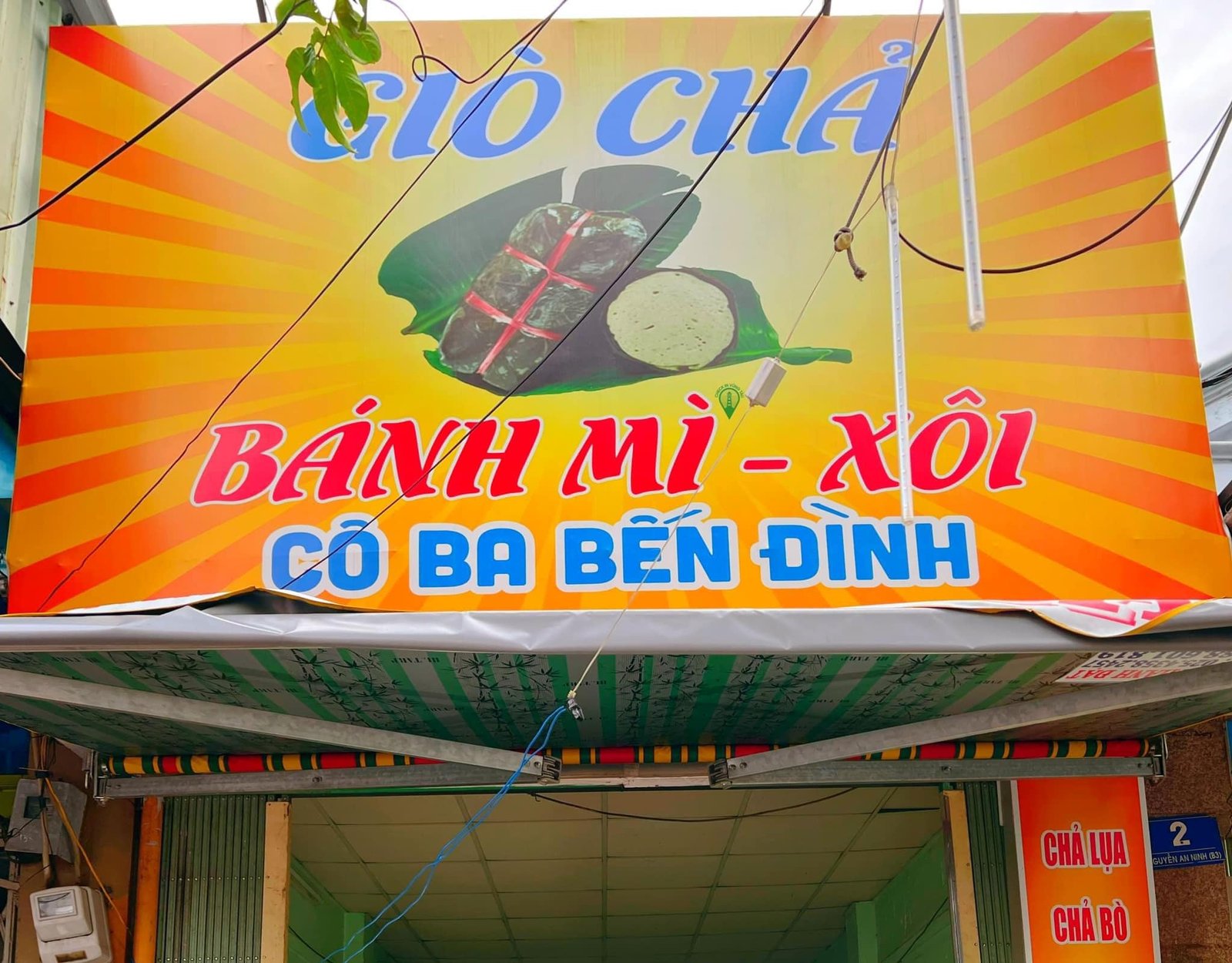Bánh mì thịt Vũng Tàu đầy ắp pate và thịt gà