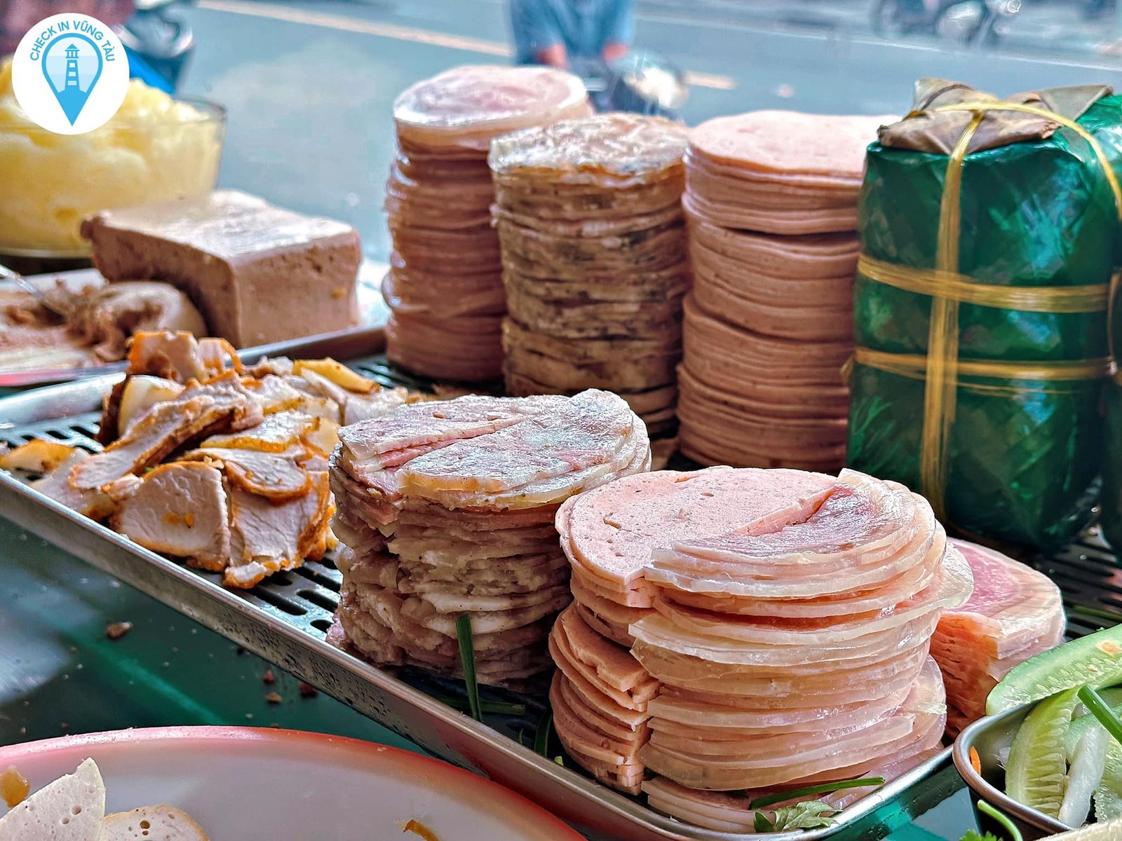 Bánh mì thịt Vũng Tàu với xá xíu và pate