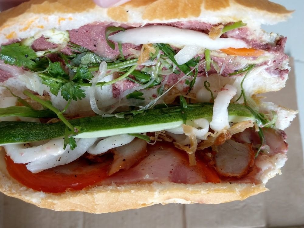 Bánh mì thơm ngon, nhân đa dạng gồm thịt quay, pate và đồ chua đậm đà