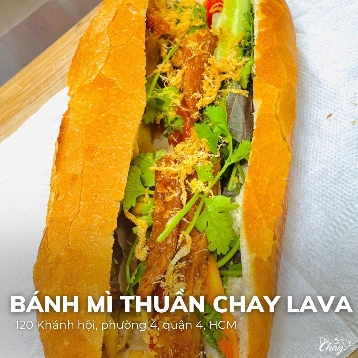 Bánh mì thuần chay Lava với nhân thập cẩm và rau củ tươi xanh