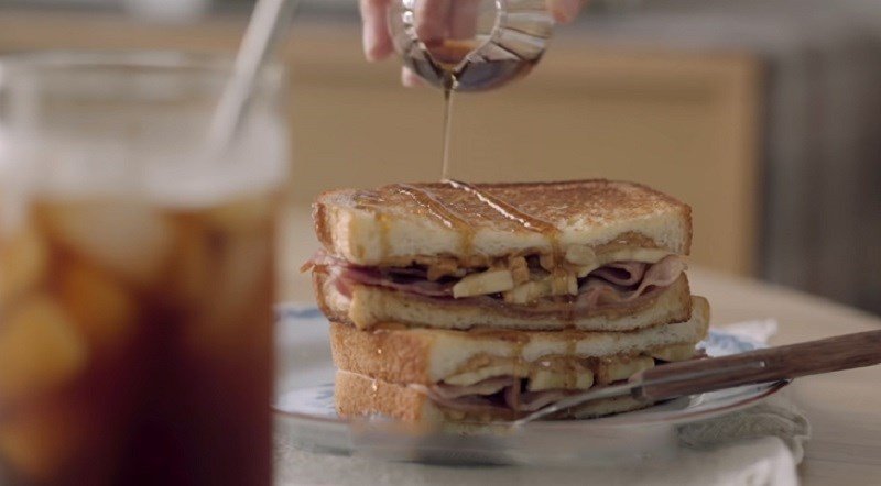 Bánh mì trắng kẹp thịt nguội