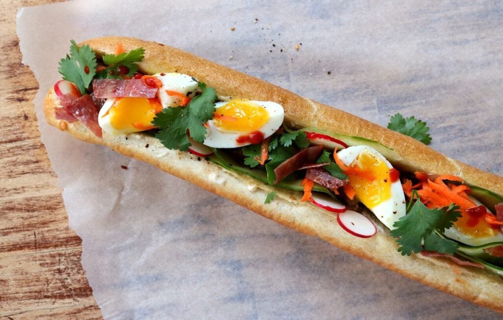 Bánh mì trứng cung cấp năng lượng dồi dào cho một ngày mới