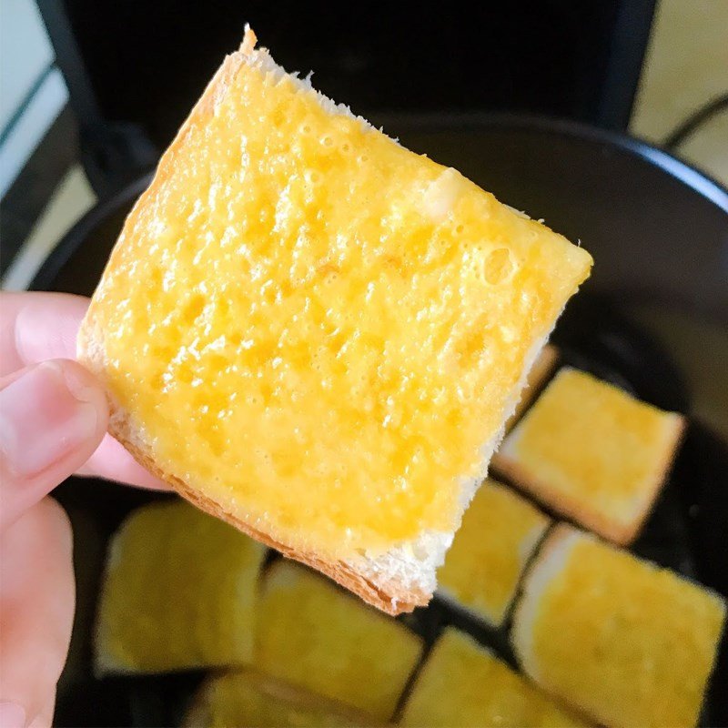 Bánh mì trứng nướng đã hoàn thành, bày ra đĩa vàng đẹp mắt