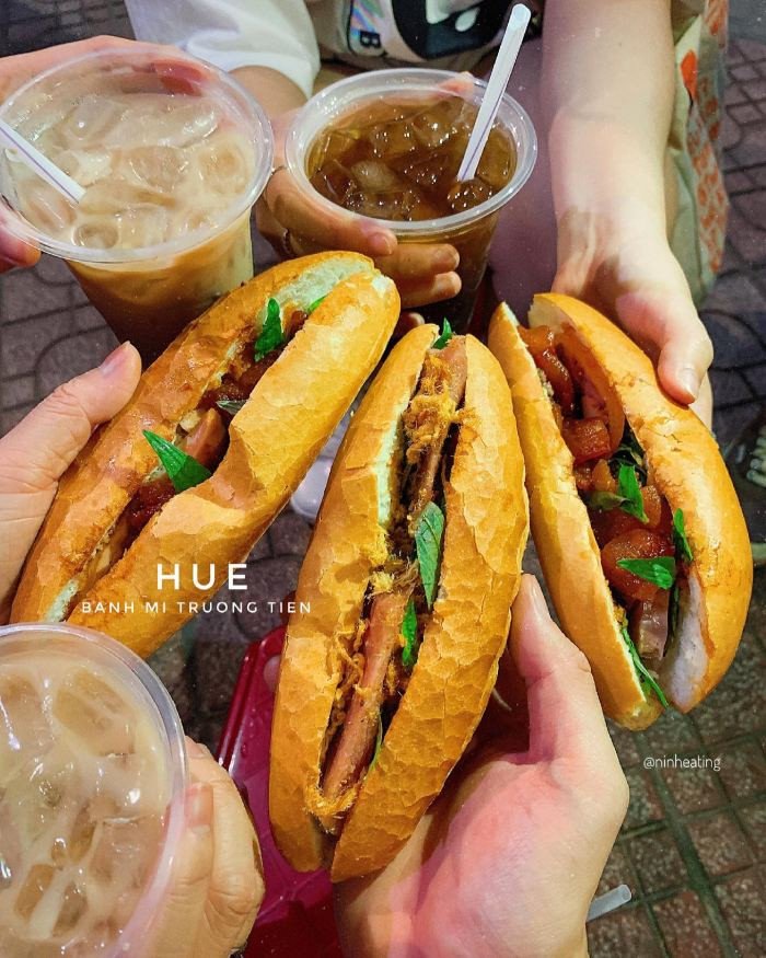 Bánh mì Trường Tiền O Tho với nhân đầy đặn, thu hút thực khách ghé thăm Huế