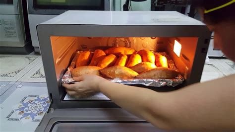Bánh mì tươi mới sau khi được làm nóng trong lò nướng