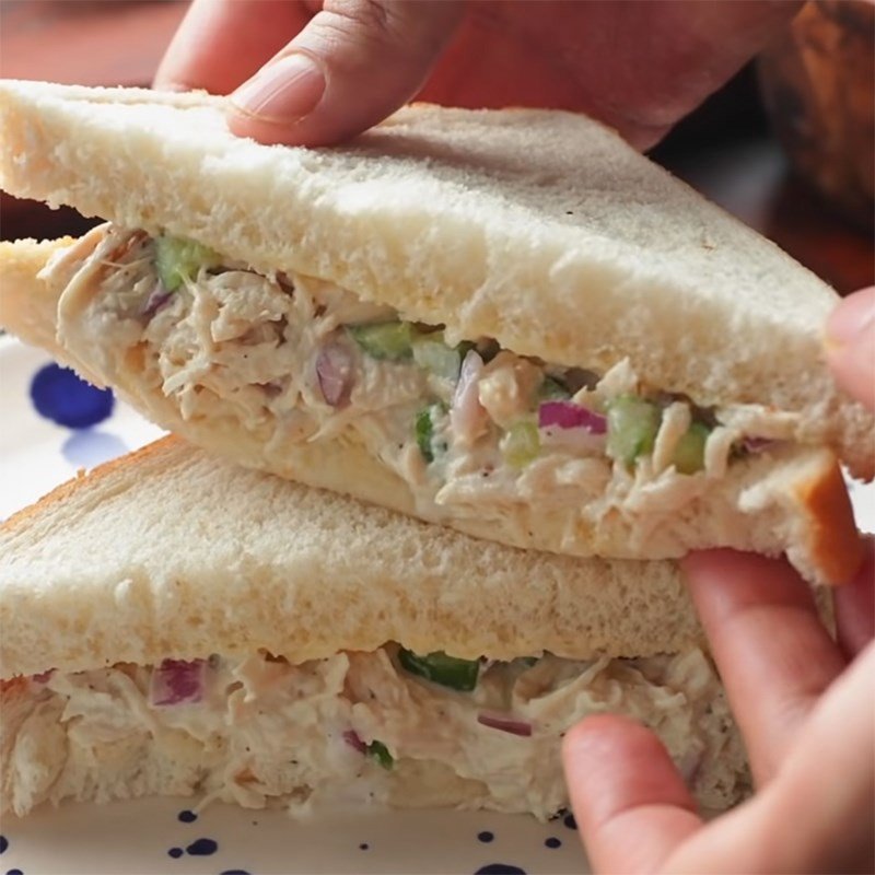 Bánh mì ức gà dưa leo thanh mát, bổ dưỡng