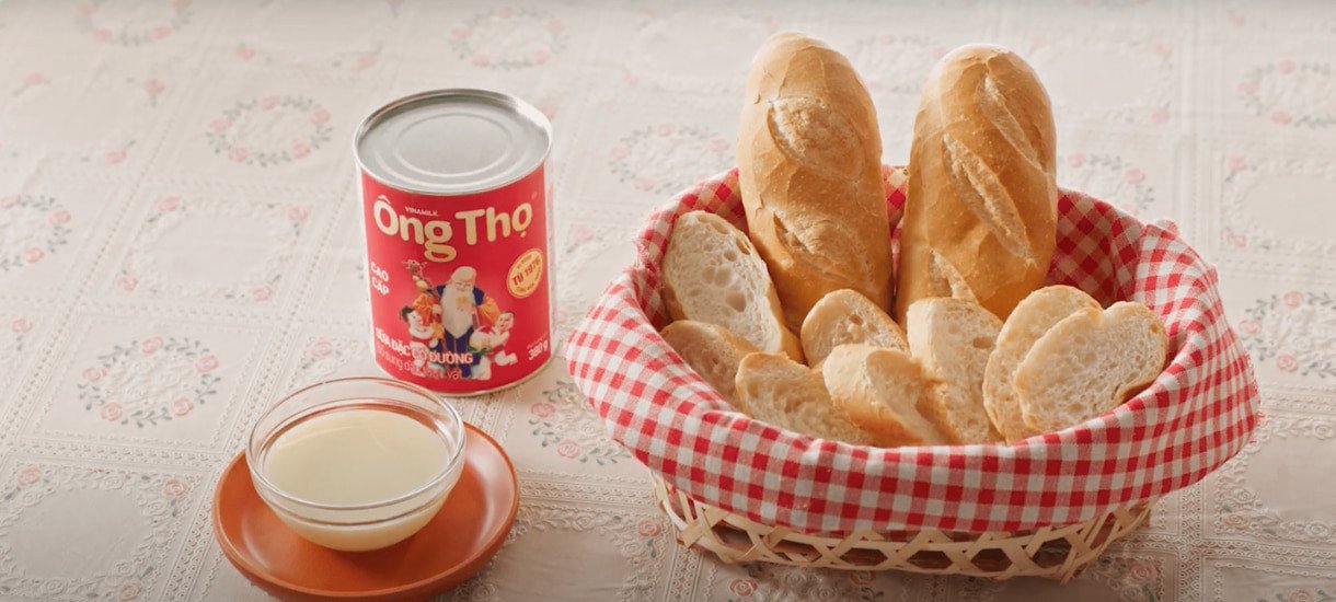 Bánh mì và sữa đặc, món ăn vặt quen thuộc